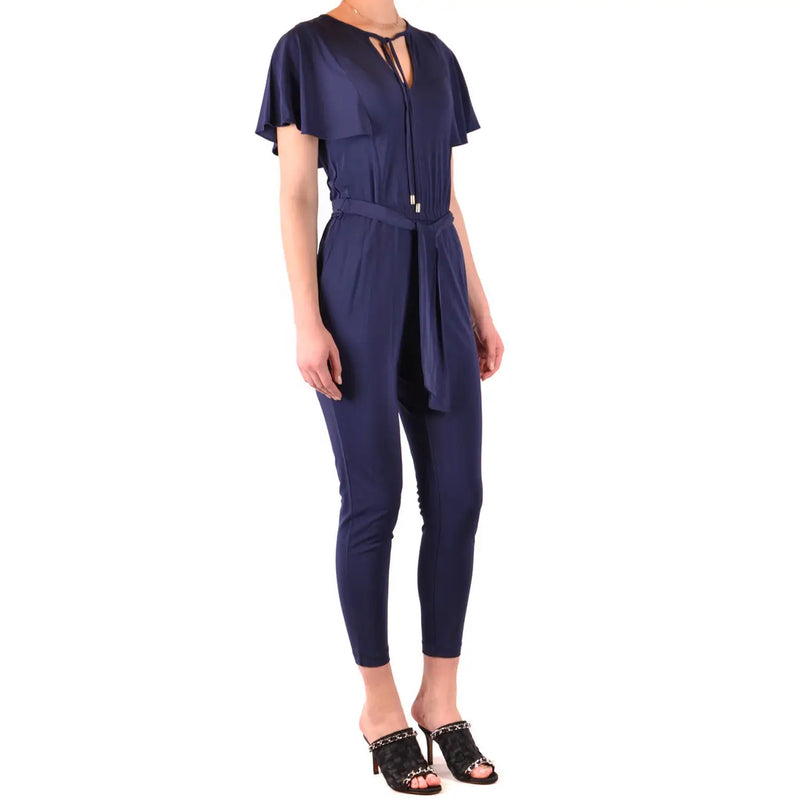 Combinaison Michael Kors pour femme en satin bleu, manches courtes à volants, ceinture à nouer à la taille et col en V, en viscose.