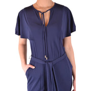 Combinaison pantalon Michael Kors pour femme en satin bleu, avec manches courtes façon cape et col à nouer sur le devant, en viscose.