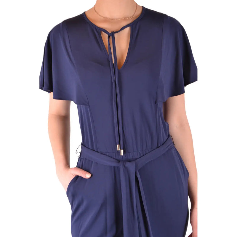 Combinaison pantalon Michael Kors pour femme en satin bleu, avec manches courtes façon cape et col à nouer sur le devant, en viscose.