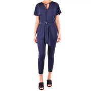 Combinaison pantalon bleu marine Michael Kors pour femme, en viscose, manches courtes, col en V à nouer sur le devant et ceinture assortie.