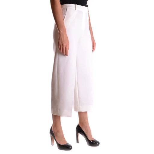 Pantalon court blanc taille haute signé Michael Kors, avec fermeture éclair et bouton, et coupe stretch.