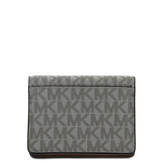 Portefeuille femme Michael Kors gris avec motif monogramme répété et finitions en cuir marron foncé, poche à bouton beige.