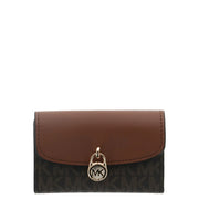 Portefeuille femme Michael Kors en cuir marron à rabat avec fermoir doré sur fond noir à motif monogramme