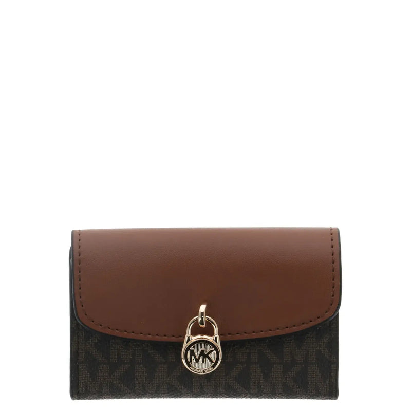 Portefeuille femme Michael Kors en cuir marron à rabat avec fermoir doré sur fond noir à motif monogramme