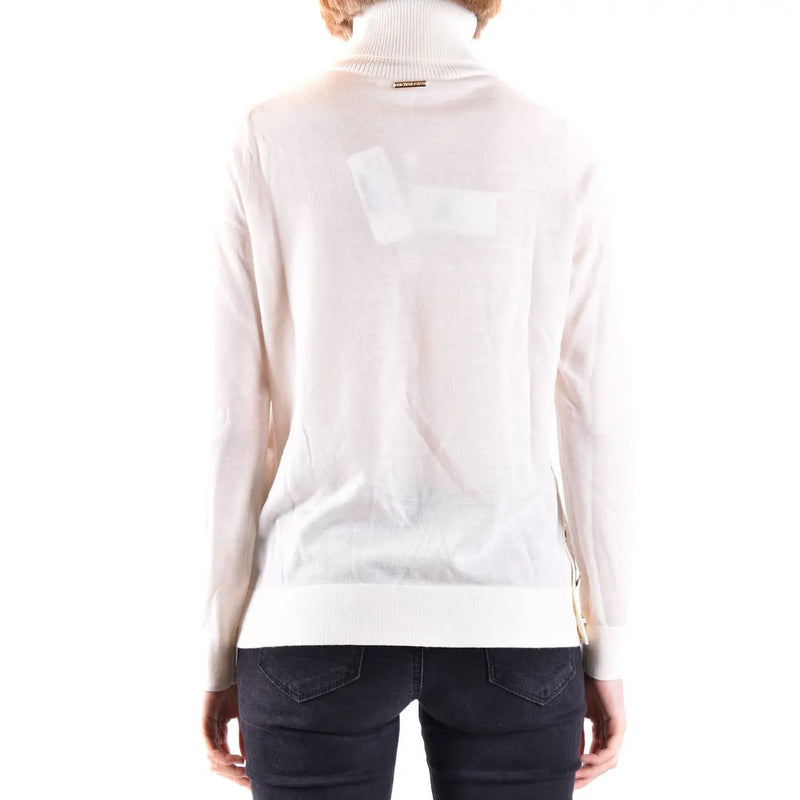 Pull à col roulé en laine couleur crème pour femme Michael Kors, vue de dos, avec col et poignets côtelés et détails de coutures verticales.