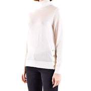 Pull à col roulé en laine blanche Michael Kors pour femme, orné d'un délicat voile blanc cassé et de boutons latéraux dorés.