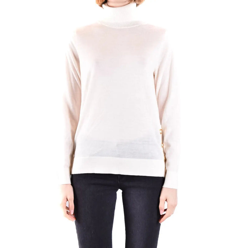 Pull à col roulé en laine pour femme Michael Kors, couleur blanc cassé, avec un léger brillant et des boutons dorés sur la couture latérale.