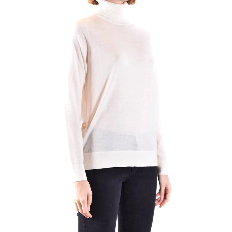 Pull col roulé en laine blanche Michael Kors pour femme, avec empiècement transparent et boutons dorés discrets couleur blanc cassé.
