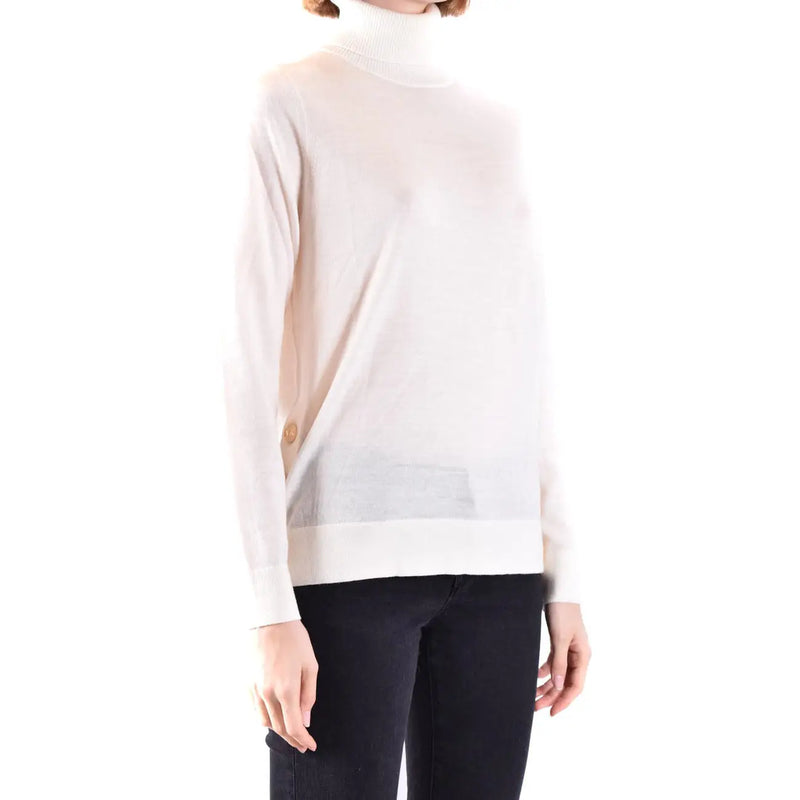 Pull à col roulé en laine blanche pour femme Michael Kors, orné d'un voile léger et de boutons dorés discrets.