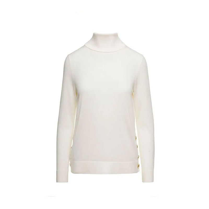 Pull à col roulé en laine crème pour femme Michael Kors, orné de boutons dorés le long des coutures latérales.