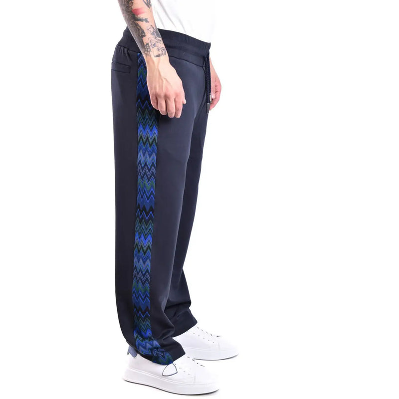 Pantalon Missoni pour homme en viscose bleu marine foncé, coupe classique, avec un motif en zigzag bleu et vert vif sur la couture extérieure de la jambe.