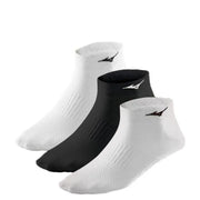 Mizuno men all seasons white ankle socks with black ribbed texture and small logo on the side