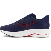 Chaussure de course Mizuno pour homme, bleu marine, à lacets, en tissu avec des accents rouges et une semelle intermédiaire blanche, pour une utilisation sportive.