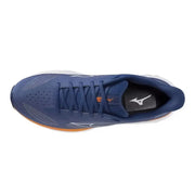 Baskets Mizuno bleu marine pour homme avec des accents orange et une semelle intermédiaire blanche, conçues pour une utilisation sportive à lacets