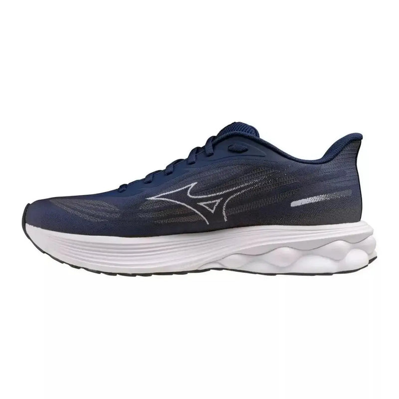 Baskets Mizuno bleu marine pour homme, avec semelle intermédiaire blanche et tige texturée, conçues pour une utilisation sportive à lacets.
