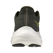 Vue arrière des baskets Mizuno pour homme, vertes, en tissu vert olive foncé, avec semelle intermédiaire blanche et logo doré au talon.