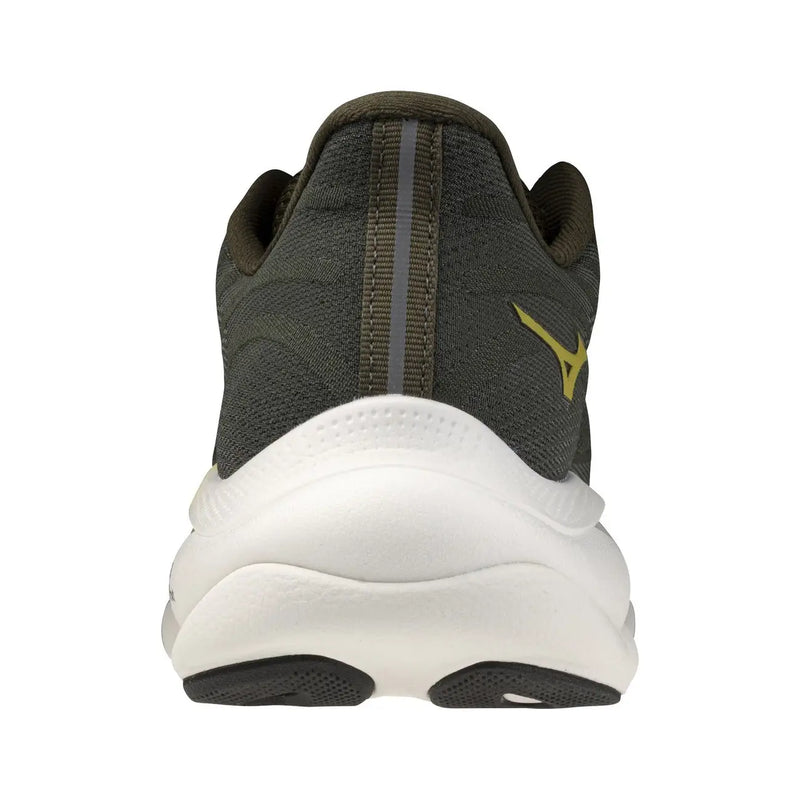 Vue arrière des baskets Mizuno pour homme, vertes, en tissu vert olive foncé, avec semelle intermédiaire blanche et logo doré au talon.