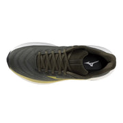 Baskets vertes Mizuno pour homme, avec tige en tissu olive, semelle intermédiaire blanche et subtile touche de jaune, pour une utilisation sportive.