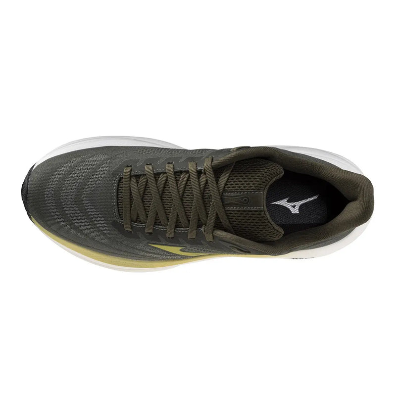 Baskets vertes Mizuno pour homme, avec tige en tissu olive, semelle intermédiaire blanche et subtile touche de jaune, pour une utilisation sportive.