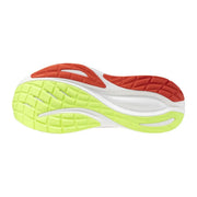 Baskets sportives grises pour homme Mizuno, lacets en tissu mélangé et semelle en caoutchouc rouge et vert fluo pour des performances athlétiques optimales.