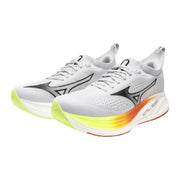 Baskets sportives grises pour homme Mizuno, lacets en tissu mélangé, tige en mesh blanc et semelle dégradée jaune fluo à orange.