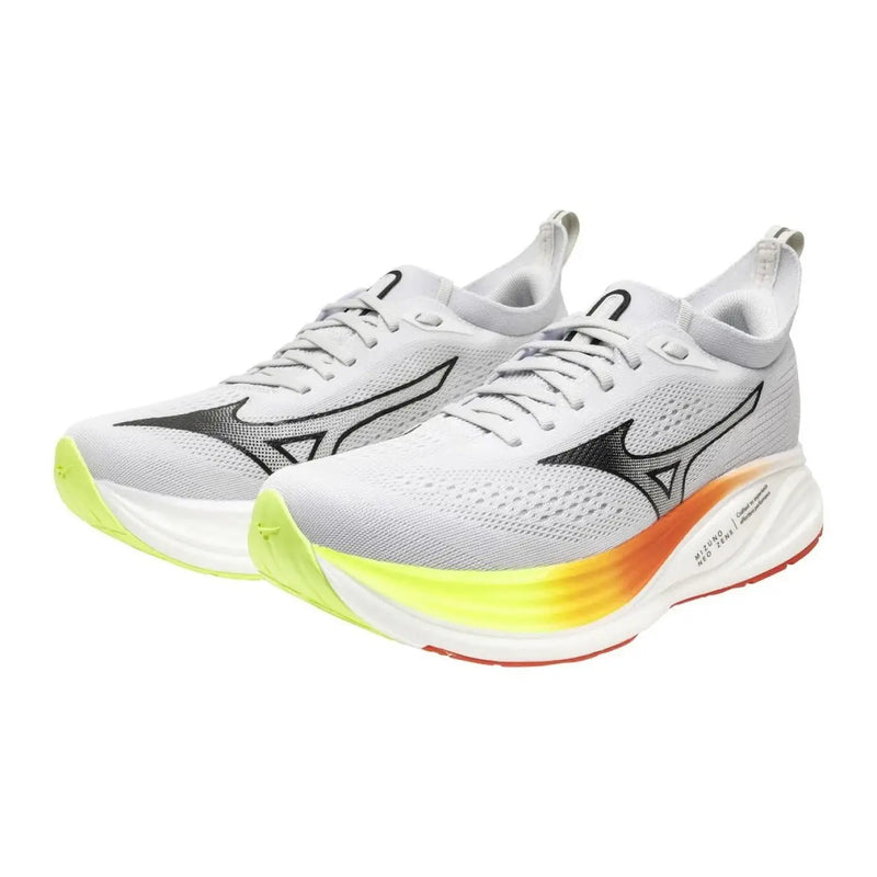 Baskets sportives grises pour homme Mizuno, lacets en tissu mélangé, tige en mesh blanc et semelle dégradée jaune fluo à orange.