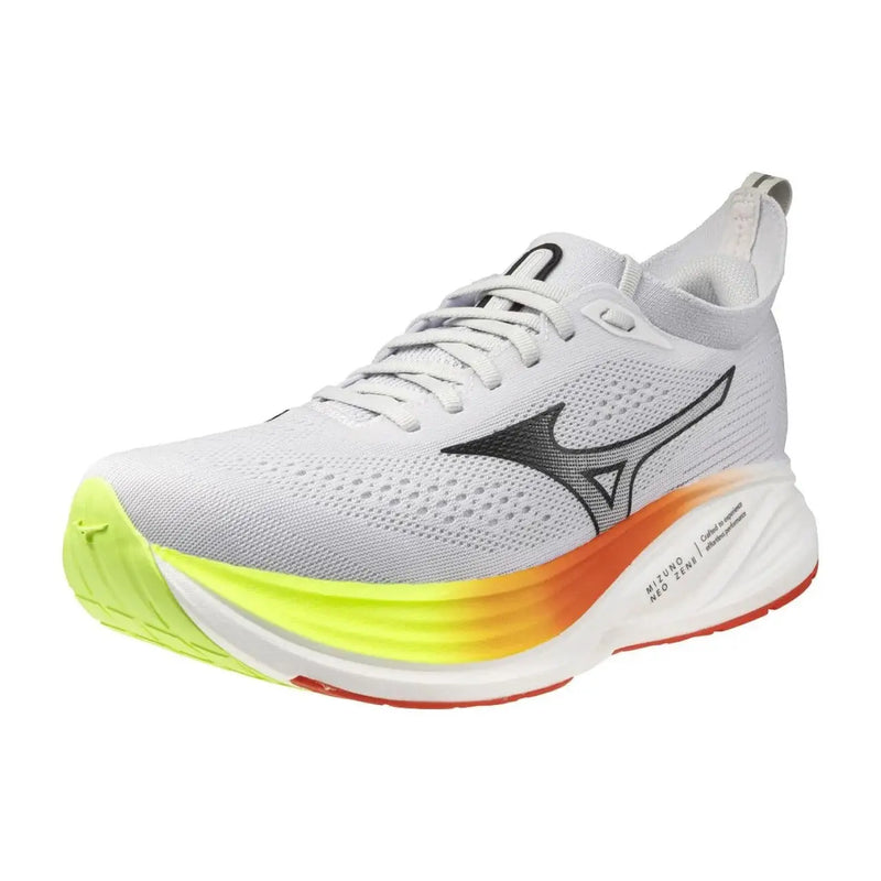 Baskets sportives grises pour homme Mizuno, lacets en tissu mélangé et semelle jaune-orange fluo.