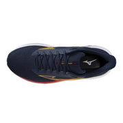 Baskets Mizuno pour homme, bleues, à lacets, avec tige en mesh bleu marine et détails dorés et rouges sur le côté et la semelle.