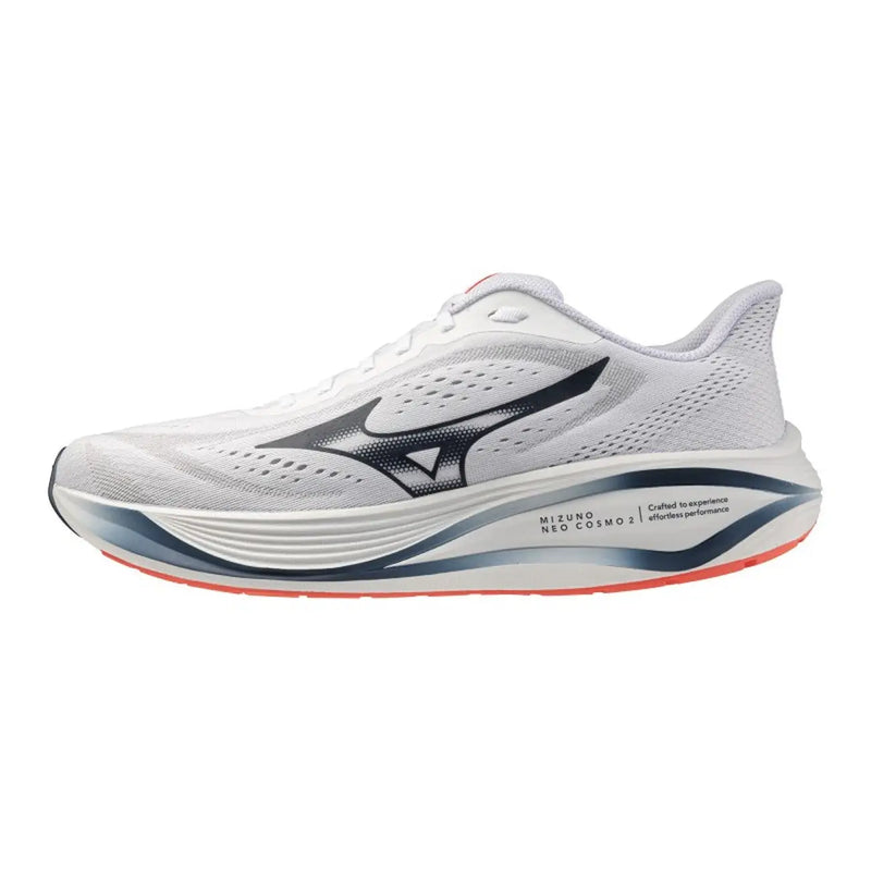 Chaussure de running Mizuno neo cosmos 2 blanche avec empeigne en mesh élégant, Swoosh noir et gris et semelle intermédiaire ornée de touches orange.