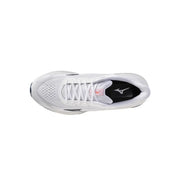 Baskets blanches Mizuno pour homme, avec tige en mesh respirant et subtils détails noirs, conçues pour une utilisation sportive.