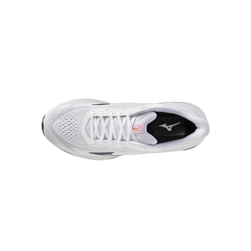 Baskets blanches Mizuno pour homme, avec tige en mesh respirant et subtils détails noirs, conçues pour une utilisation sportive.