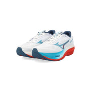 Chaussures de course Mizuno Wave Sky blanches avec des accents bleus et rouges sur la semelle intermédiaire et la semelle extérieure pour une utilisation sportive