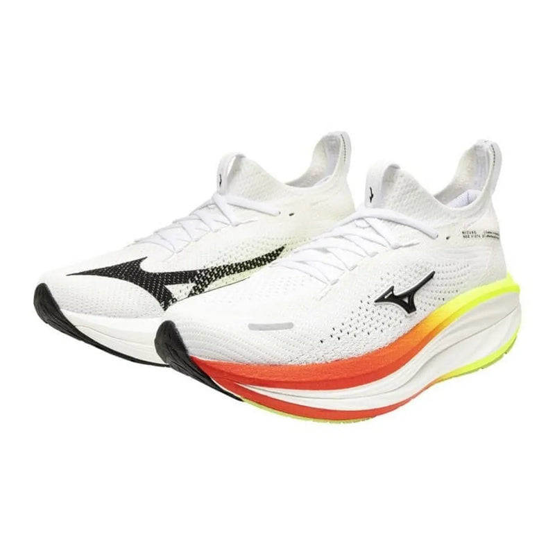 Baskets Mizuno pour homme, blanches, en tissu sportif, avec logo Swoosh noir et semelle dégradée orange vif à jaune.