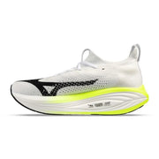 Baskets blanches Mizuno Wave Prophecy 5 pour homme, modèle running avec des accents noirs et jaune fluo et un design en tissu sportif.