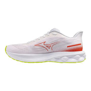 Baskets Mizuno pour homme, blanches, à lacets, avec des touches orange et vert fluo, idéales pour la course et l'entraînement.