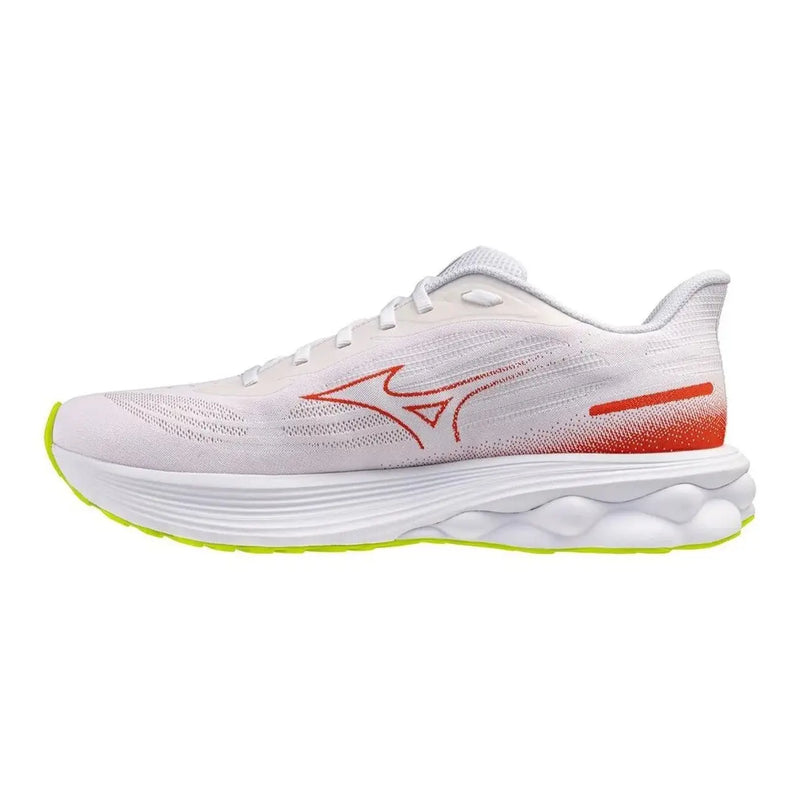 Baskets Mizuno pour homme, blanches, à lacets, avec des touches orange et vert fluo, idéales pour la course et l'entraînement.
