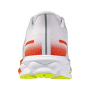 Baskets Mizuno pour hommes, blanches, à lacets, style sport, idéales pour la course à pied avec des touches orange et vert fluo.