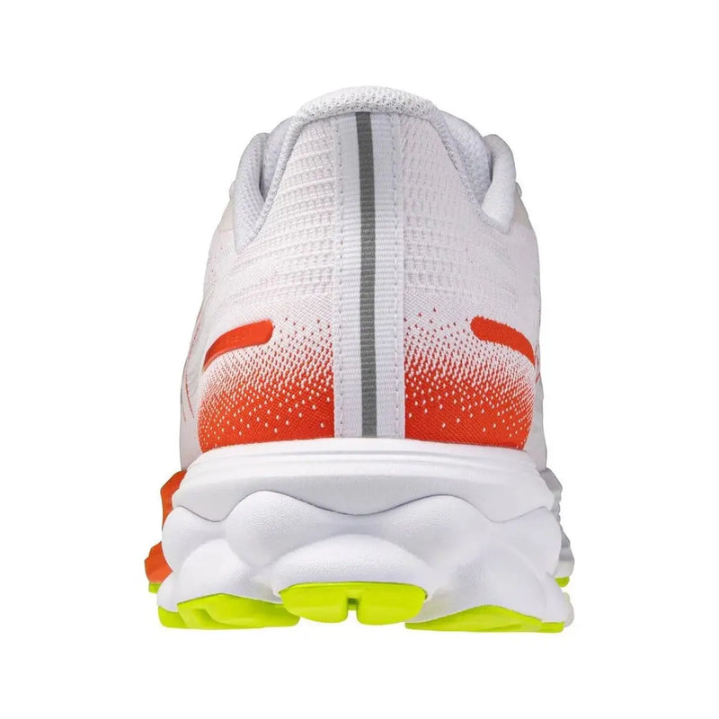 Baskets Mizuno pour hommes, blanches, à lacets, style sport, idéales pour la course à pied avec des touches orange et vert fluo.