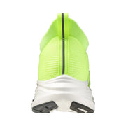 Baskets Mizuno pour homme, en maille vert fluo vif, semelle intermédiaire blanche et semelle extérieure en caoutchouc noir, conçues pour le sport.
