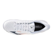 Baskets blanches Mizuno pour homme, chaussures de sport avec tige en mesh texturé et subtils détails noirs et orange, idéales pour l'athlétisme.
