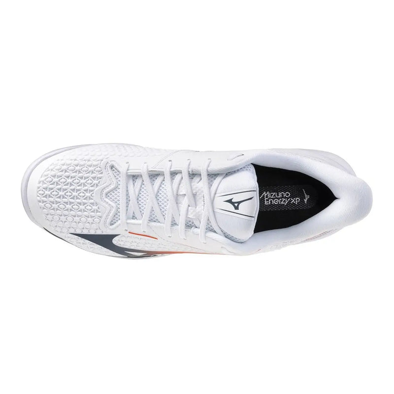 Baskets blanches Mizuno pour homme, chaussures de sport avec tige en mesh texturé et subtils détails noirs et orange, idéales pour l'athlétisme.