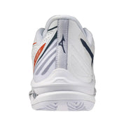 Chaussure de volley-ball Mizuno pour homme, blanche, avec empeigne en mesh et semelle intermédiaire de soutien, idéale pour la pratique sportive, ornée de détails noirs et orange.