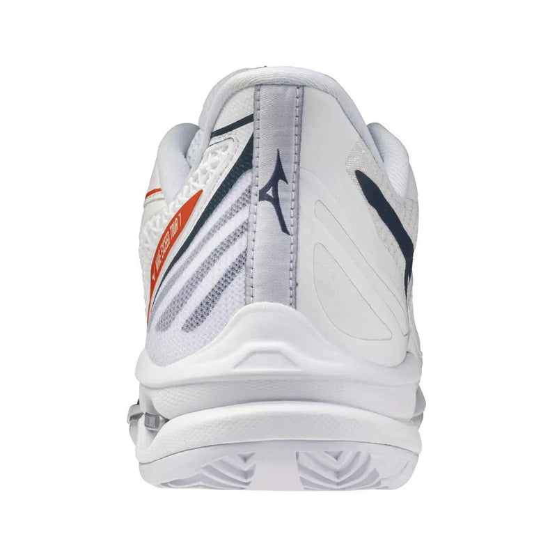 Chaussure de volley-ball Mizuno pour homme, blanche, avec empeigne en mesh et semelle intermédiaire de soutien, idéale pour la pratique sportive, ornée de détails noirs et orange.