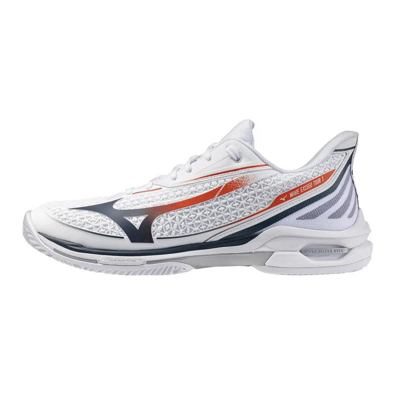 Chaussure de volleyball Mizuno Wave Excite Tour 3 blanche avec des accents orange et marine, une tige en mesh respirant et une technologie d'amorti visible.