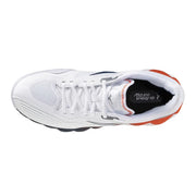 Baskets blanches Mizuno pour homme avec des accents orange et marine, dotées d'une tige en mesh et d'une semelle extérieure en caoutchouc pour le sport