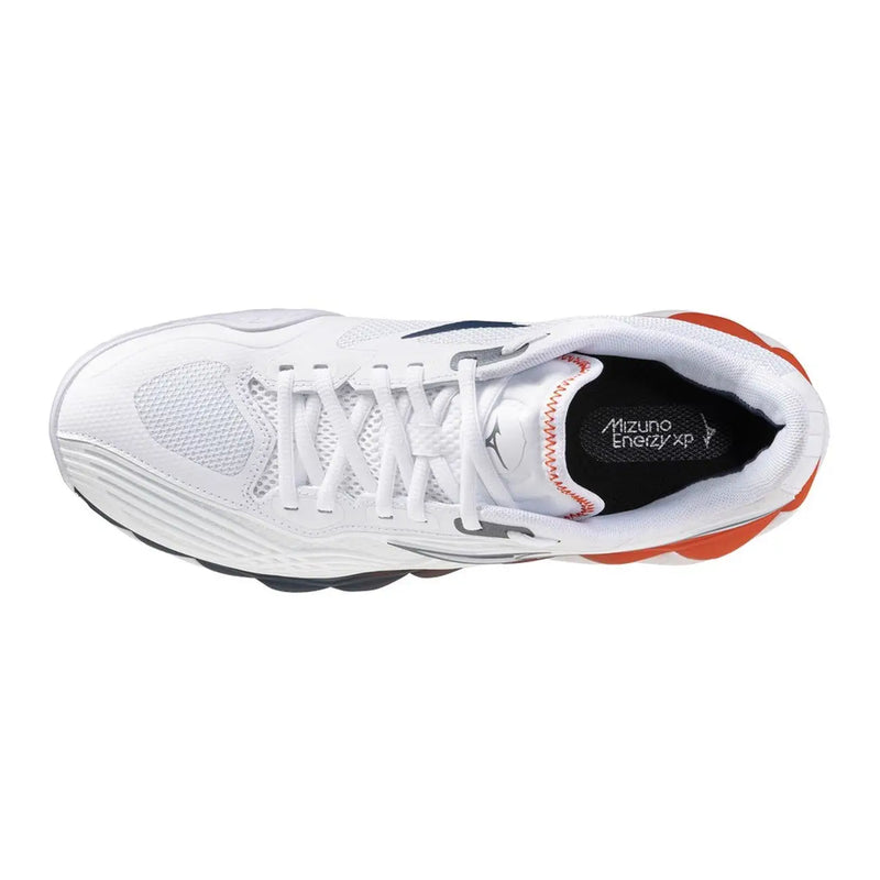 Baskets blanches Mizuno pour homme avec des accents orange et marine, dotées d'une tige en mesh et d'une semelle extérieure en caoutchouc pour le sport