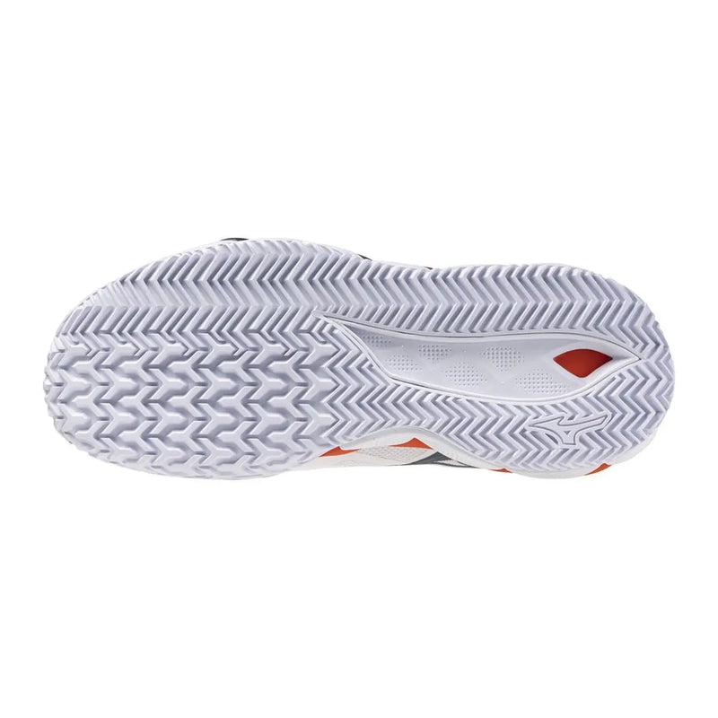 Baskets blanches Mizuno pour homme, avec tige en tissu sportif et semelle en caoutchouc blanc à motif en zigzag et détails orange.