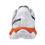 Baskets blanches Mizuno pour homme, chaussures de sport en tissu avec tige en mesh et semelle en caoutchouc texturée, ornées de détails orange et marine.