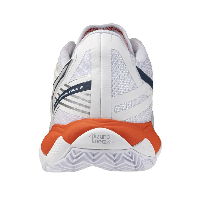 Baskets blanches Mizuno pour homme, chaussures de sport en tissu avec tige en mesh et semelle en caoutchouc texturée, ornées de détails orange et marine.