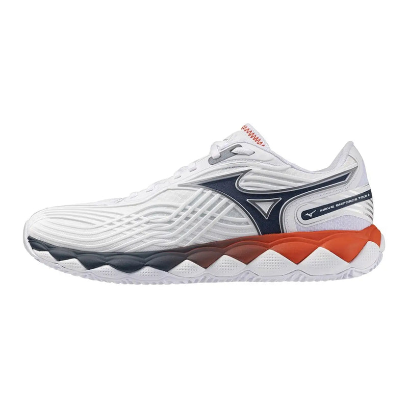 Baskets blanches Mizuno pour homme avec empeigne en tissu texturé et semelle intermédiaire Wave Enforcer Tour 2, ornées de détails bleu marine et orange.